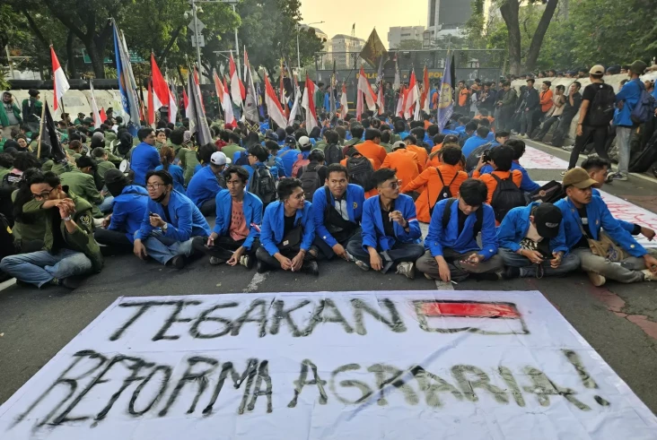 Gelombang Demonstrasi...