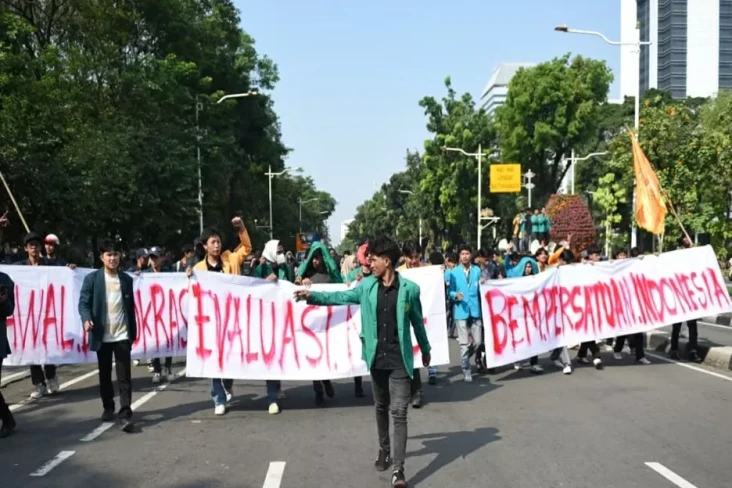 Gelar Unjuk Rasa di...