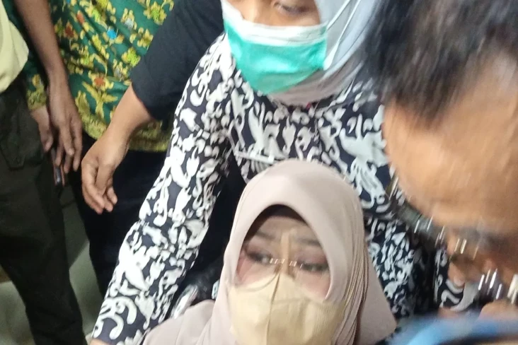 Dokter Tifa Pakai Kursi...