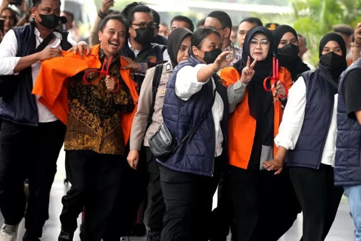 50 Tokoh Jamin Roy Suryo...