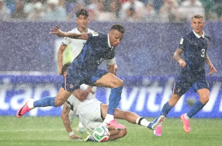 Mbappe Cetak Gol di...
