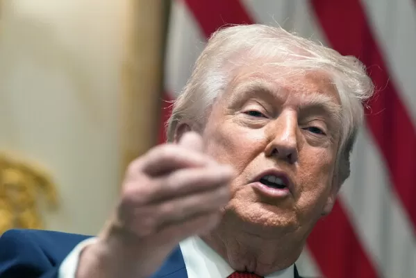 Trump Peringatkan Iran,...