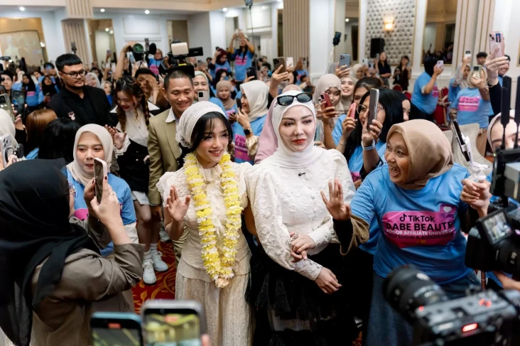 Gandeng Fuji, Bella...