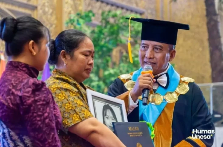 Momen Haru di Wisuda...