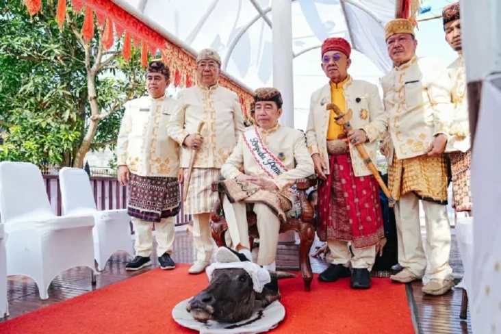 Jokowi Injak Kepala...