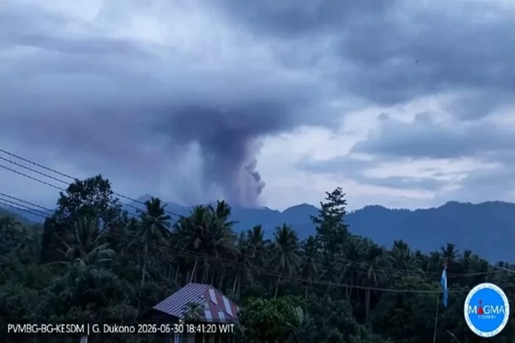 Gunung Dukono Maluku...