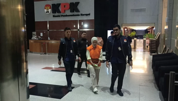 KPK Tahan Tersangka...