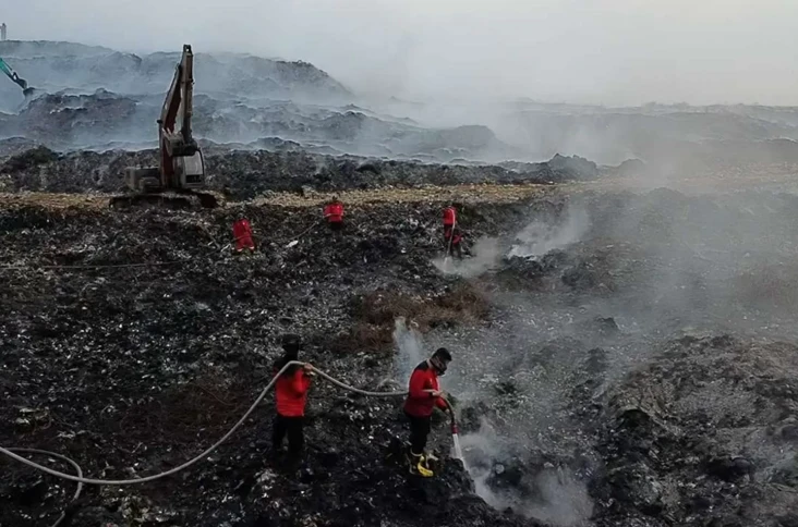Kebakaran TPA Jatiwaringin...