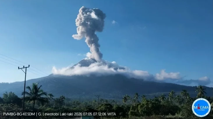 Gunung Lewotobi Laki-laki...