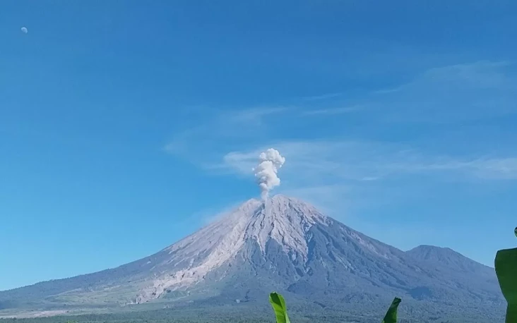 Gunung Semeru Erupsi...