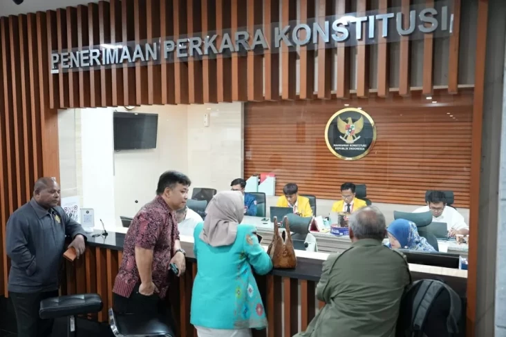 12 Akademisi Serahkan...