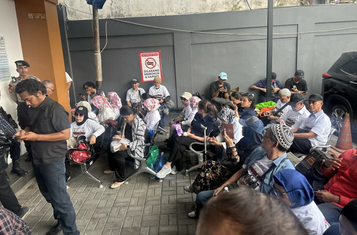 Puluhan Pendukung Roy...
