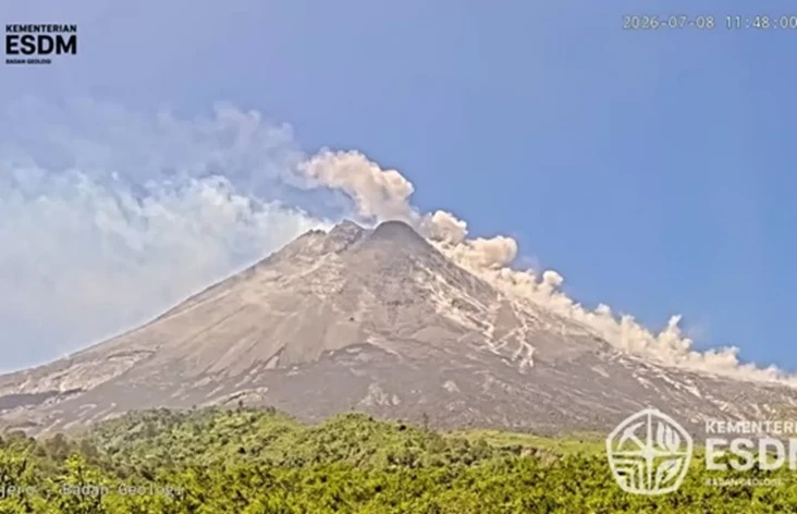 Gunung Merapi Luncurkan...