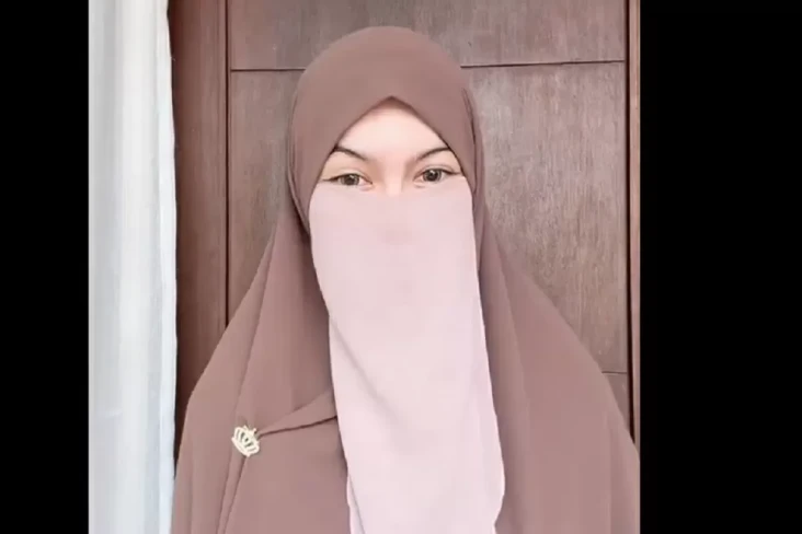 Resmi Cerai, Tuntutan...