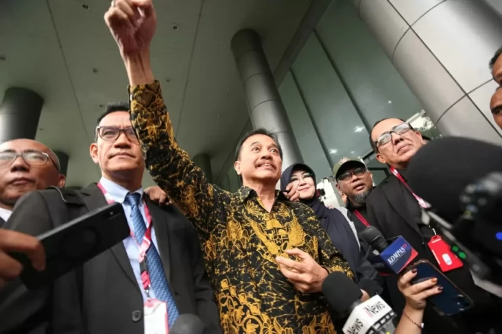 Kasus Ijazah Jokowi,...
