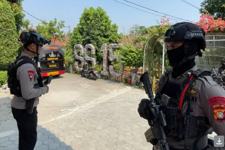 2 Jam Penyisiran, Polisi...