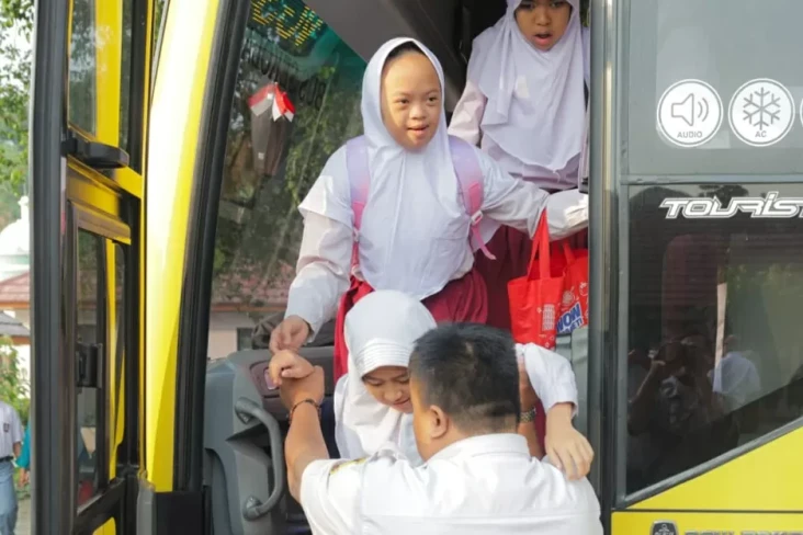 Bus Sekolah Gratis Disabilitas...