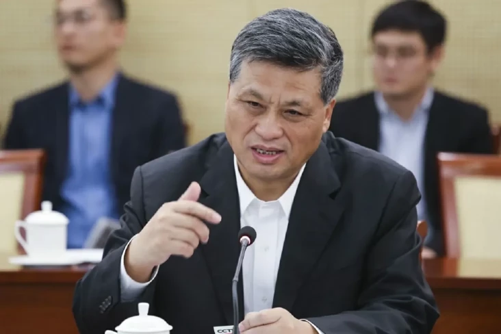 Anggota Politbiro Partai...