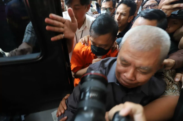 Kasus Korupsi Febrie...