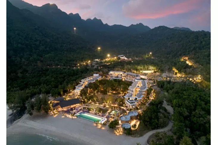 Resor Baru di Tepi Pantai...