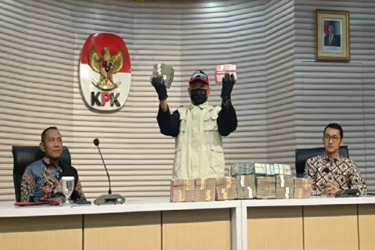 KPK Sita Catatan Keuangan...