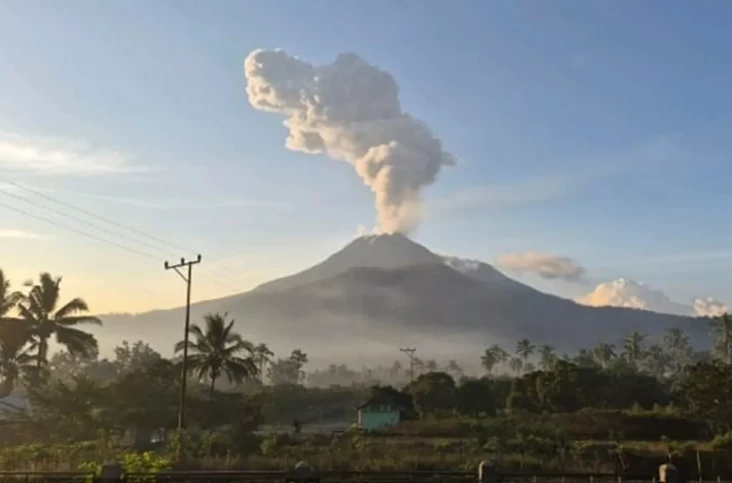 Gunung Lewotobi Laki-laki...