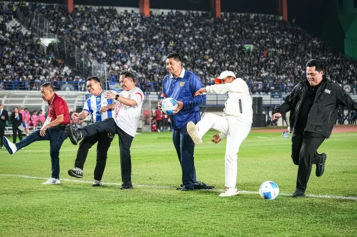 https://pict.sindonews.com/webp/850/pena/news/2026/07/26/11/1732339/mendagri-hadiri-pembukaan-piala-presiden-harap-jadi-hiburan-dan-tingkatkan-ekonomi-rakyat-wml.webp