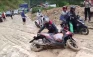 Longsor Tutup Jalan...