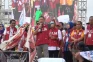 Rela Hujan-hujanan di...