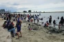 Membeludak! Pantai Ancol...