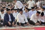 Ratusan Warga Salat...